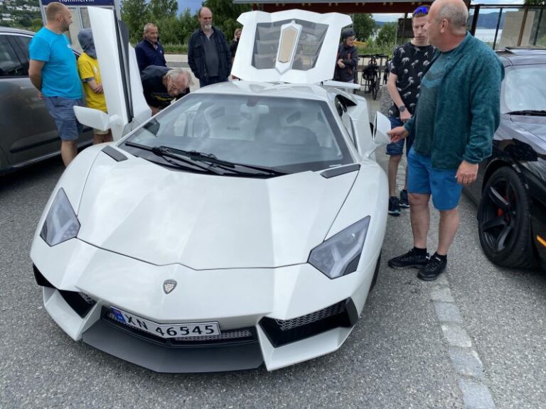 Flokket seg om Steinars Lamborghini 4.juli (+)