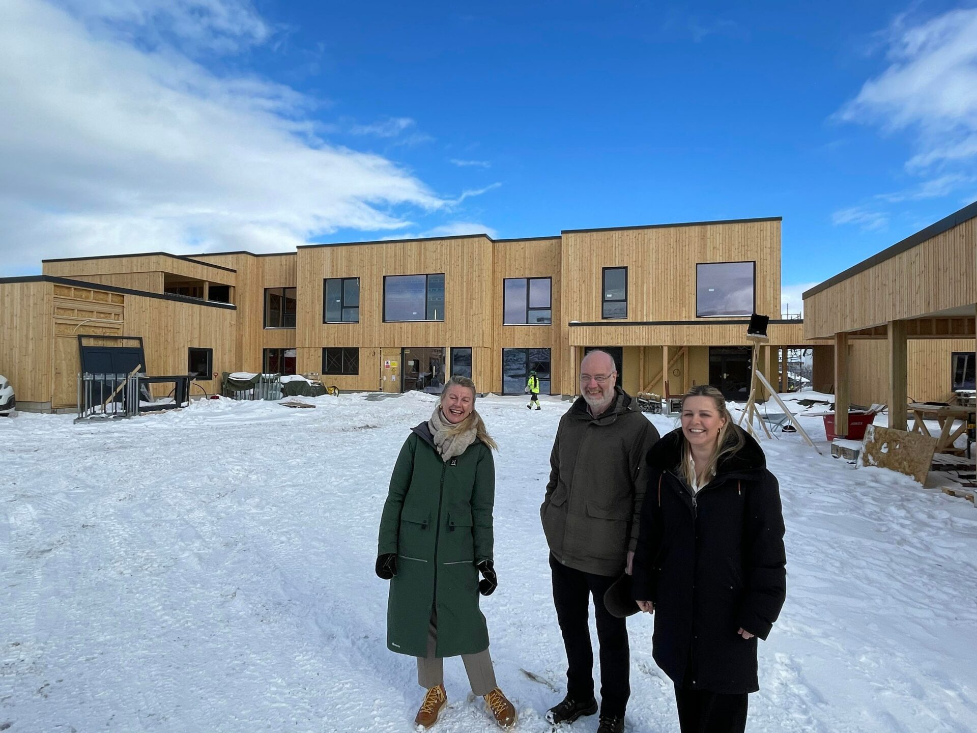 Virksomhetsleder Ann Kristin Aalberg, prosjektleder Wolfram Pretzsch og styrer for nye Vikhammer barnehage Therese Aune strålte under befaring av den nye barnehagen på Vikhammer.