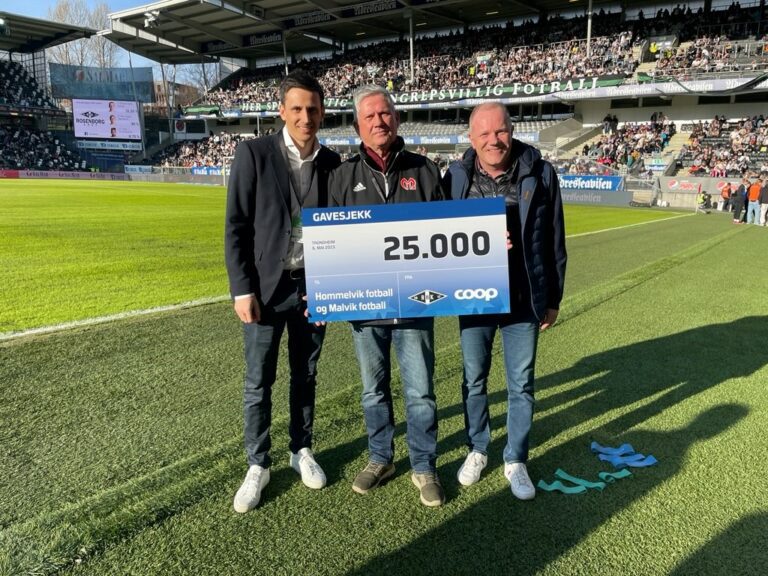 Her får sportslig leder i Malvik fotball Terje Hammerbukt det synlige beviset levert på Lerkendal Stadion. Foto: Rosenborg BK