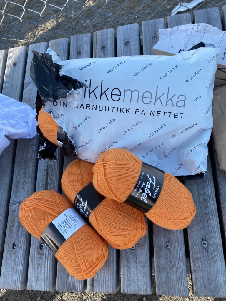 16 pakker fra Helthjem ble funnet åpnet utenfor Malvik videregående skole, tirsdag formiddag. Foto: Privat