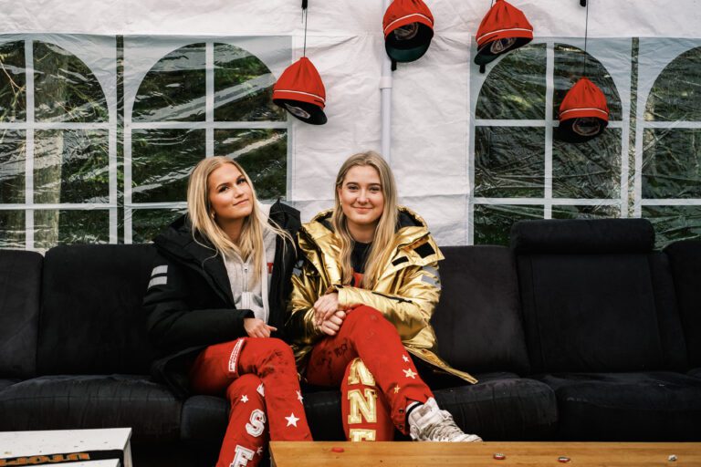 Russepresident Selma Steinnes Lutdal (gulljakke) og medruss Amelia Iversen i russegruppa ZETAs festtelt. Foto: Ole Gunnar Onsøien