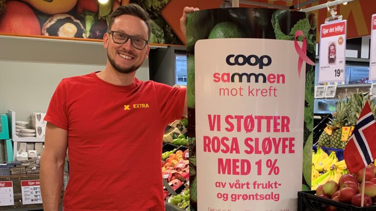 Butikksjef Erlend Fagerlid ved Extra Vikhammer hadde mange gode grunner til å smile på 16. mai. Foto: Privat
