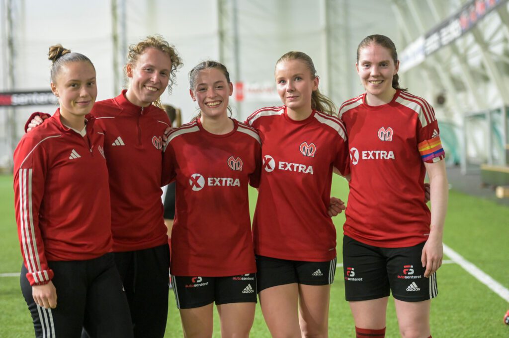 Maria Hovlid Sætren (f.v.), Sandra Eidissen, Alette Viset Løckra, Thea Hundstad og Linnea Myrbekk scoret målene for Malvik. Foto: Kristoffer Dahl
