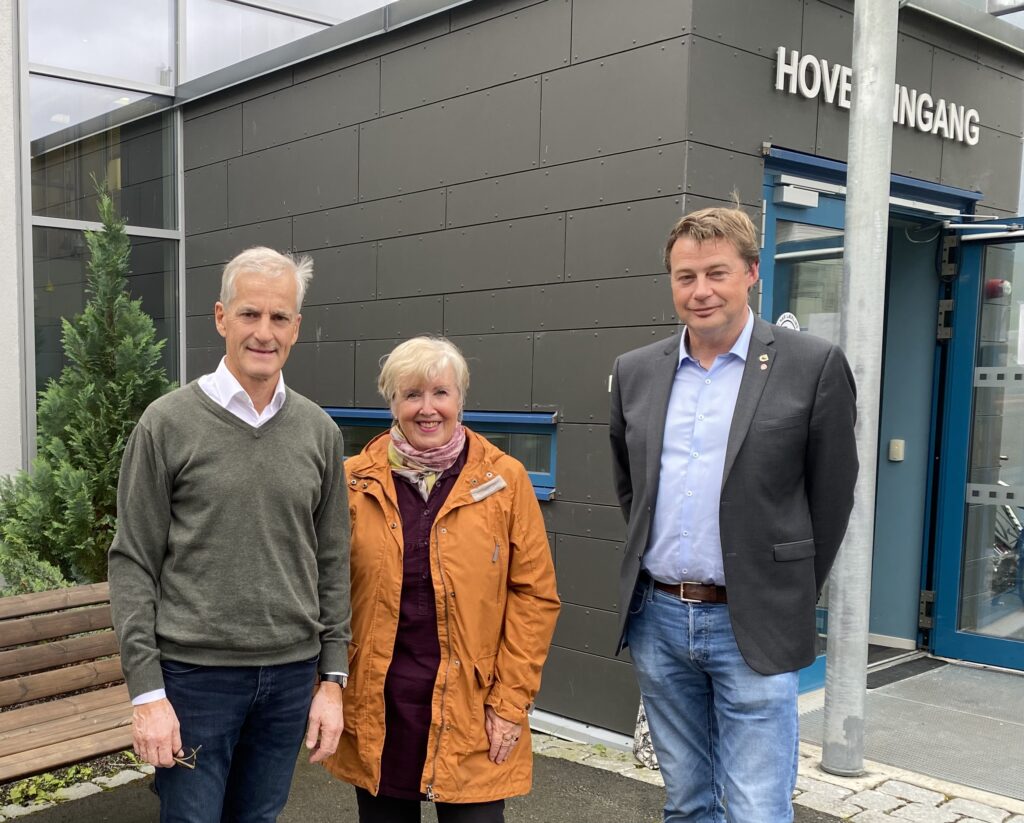 Trond Hoseth (t.h.) og Liv Aksnes med Jonas Gahr Støre under sistnevntes besøk på Hommelvik helsetun i 2021. Foto: Privat