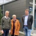 Trond Hoseth (t.h.) og Liv Aksnes med Jonas Gahr Støre under sistnevntes besøk på Hommelvik helsetun i 2021. Foto: Privat