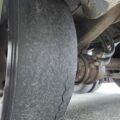 SKREKK-DEKK: Det er IKKE ønskelig at slike dekk er ute i trafikken, kommenterer Statens vegvesen. Minimumskrav til mønsterdybde på sommerdekk er for ordens skyld 1,6 millimeter. Foto: Statens vegvesen