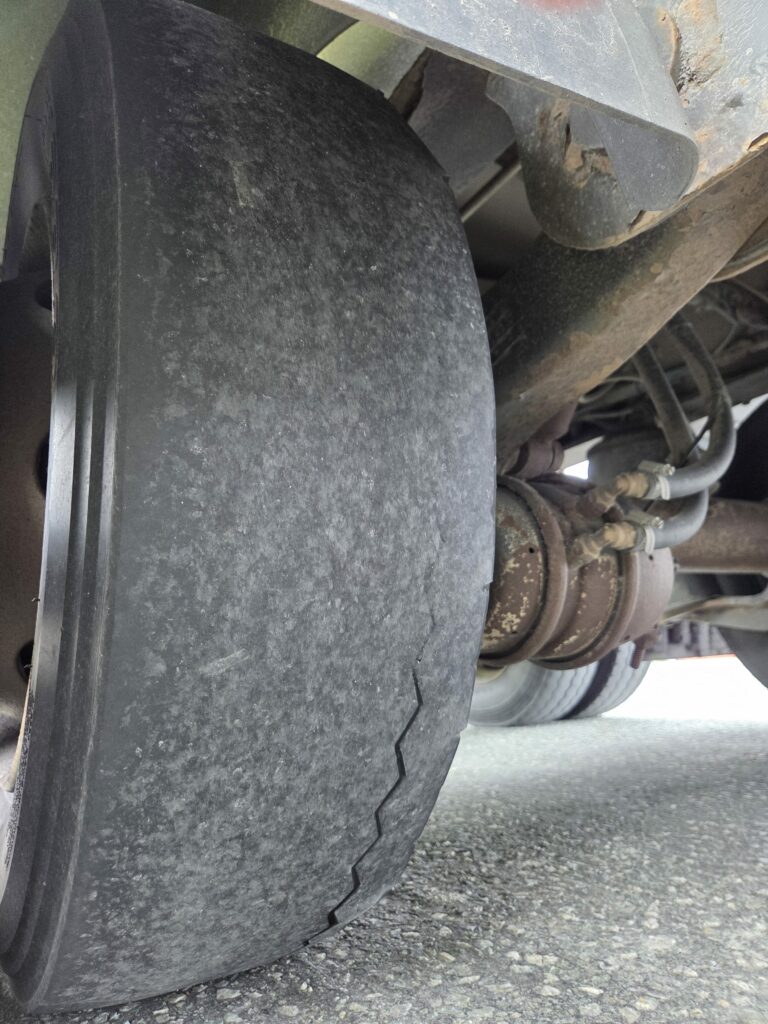 SKREKK-DEKK: Det er IKKE ønskelig at slike dekk er ute i trafikken, kommenterer Statens vegvesen. Minimumskrav til mønsterdybde på sommerdekk er for ordens skyld 1,6 millimeter. Foto: Statens vegvesen