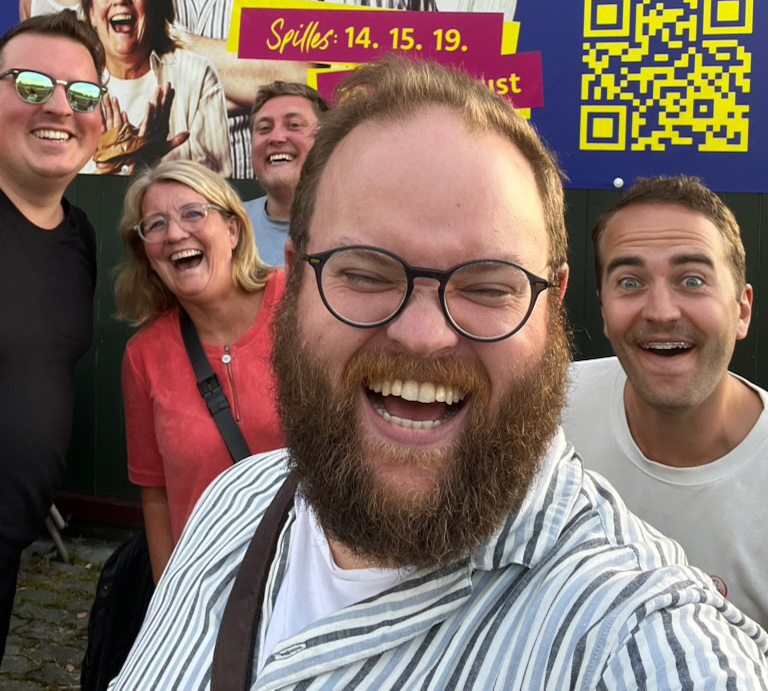 KLAR FOR GALSAP: Hele gjengen er samlet og klare for å skape revystemning på Rampa. Fra venstre: Erling Aleksander Bakken Jacobsen, Marit Hammer, Jo Arne Fosmo (bakerst), Torstein Fosmo og Pål André Weisethaunet. Foto: Torstein Fosmo