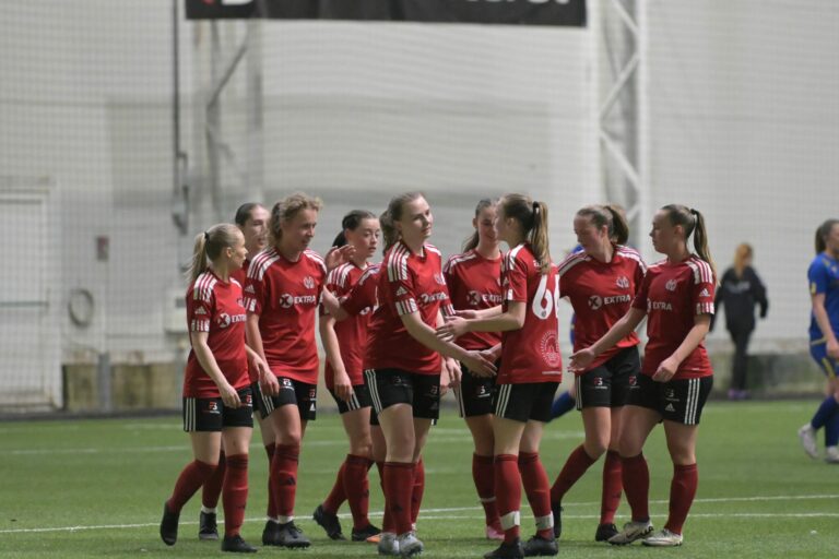 Fortsetter Malvik kvinner slik de har gjort hele sesongen, vil seriegullet være sikret med seier borte mot Strindheim 29. september. Her fra hjemmekampen i juni der Strindheim ble slått 7–0. Foto: Kristoffer Dahl