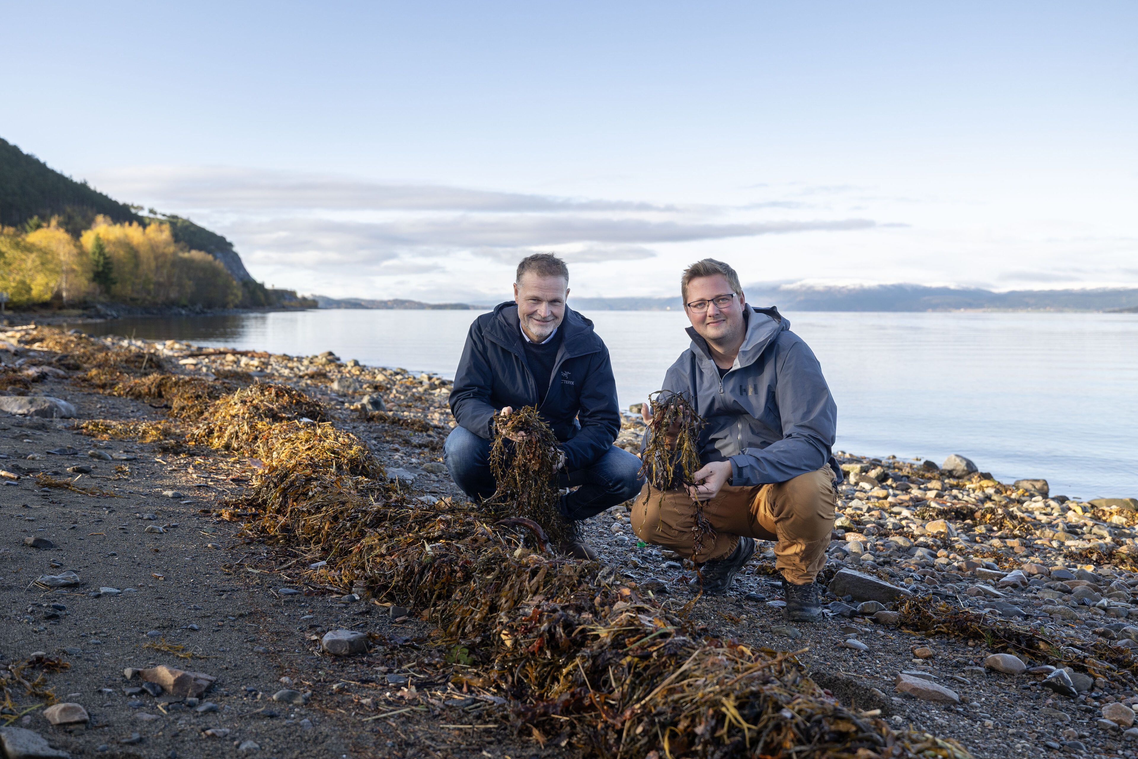 ven Ystgård (t.v) og rådgiver i Ren Trondheimsfjord, Åge Flakk håper trøndere tar seg tid til å svare på spørsmål om Trondheimsfjorden når fylkeskommunen sender ut spørreundersøkelse om trøndernes bruk av fjorden i begynnelsen av november. Foto: Ronny Manuel Danielsen / Trøndelag fylkeskommune