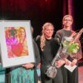 Marte Heian-Engdal i midten, med styreleder i Stiftelsen Ingrid Aunes minnefond, Marianne Marthinsen (t.h.). Skjult bak diplomet står Ingrid Aunes mor, Bjørg J. Eigard. Foto: Kristoffer Dahl