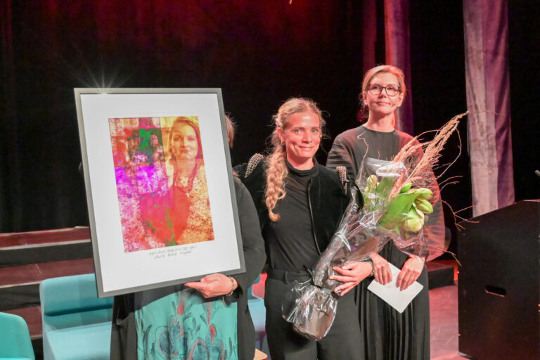 Marte Heian-Engdal i midten, med styreleder i Stiftelsen Ingrid Aunes minnefond, Marianne Marthinsen (t.h.). Skjult bak diplomet står Ingrid Aunes mor, Bjørg J. Eigard. Foto: Kristoffer Dahl