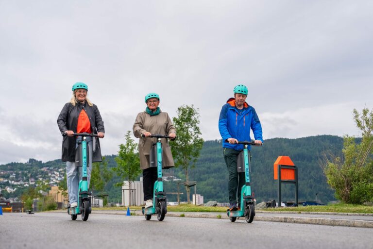 Ordførere på hjul ved innføringen av prøveprosjektet i 2023. F.v. Jorid Oliv Jagtøyen (Melhus), Eli Arnstad (Stjørdal) og Trond Hoseth (daværende Malvik-ordfører) på el-syklene. Pressefoto/Arkiv