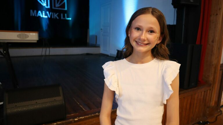 Sophie (13) har allerede opptrådt med egne sanger i flere år. Her under Kulturfestivalen på Midtsandtangen i sommer. Foto: Steinar Johnsen