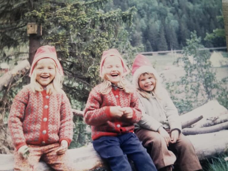 Toril (søstera til Kari), Kari Vikhammermo og Borghild (kusine) på tur da de var små. – Vi pleide å være på tur der hver helg, hele familien, da jeg vokste opp. Foto: Arnfinn Vikhammermo.