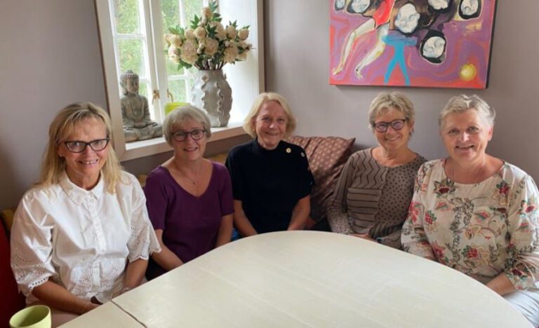 ØNSKER FLERE MED: De har skrevet historie disse fem som var med å stifte Malvik sanitetsforening. Fra venstre: Randi Hansen, Anne Mari Wang, Turid Janne Dahl, Anne Sølberg Ellingsen og Grete Thobroe. Foto: Privat