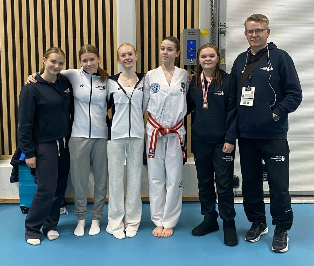 Fra venstre: Emilie Dahl, Lena Vanvik Feragen, Mia Løvdal-Bakken, Tuva Venes Sjøtrø, Isadora Helena Bekkvik og coach Håvard Sørlie. Foto: Privat