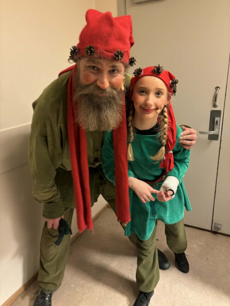 Skogsnissen alias Hroar Wold Nordhaug deler scene med sin yngste datter, Olivia Wold Nordhaug, i Julestemning i Olavshallen. Foto: Privat