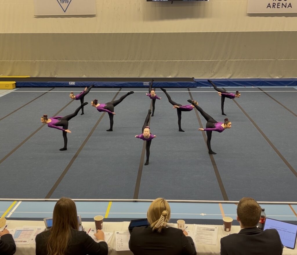 Jentene fra Malvik imponerte dommerne under Nasjonal rekruttkonkurranse i TeamGym. Her vises balanse i frittståendeprogrammet. Foto: Privat