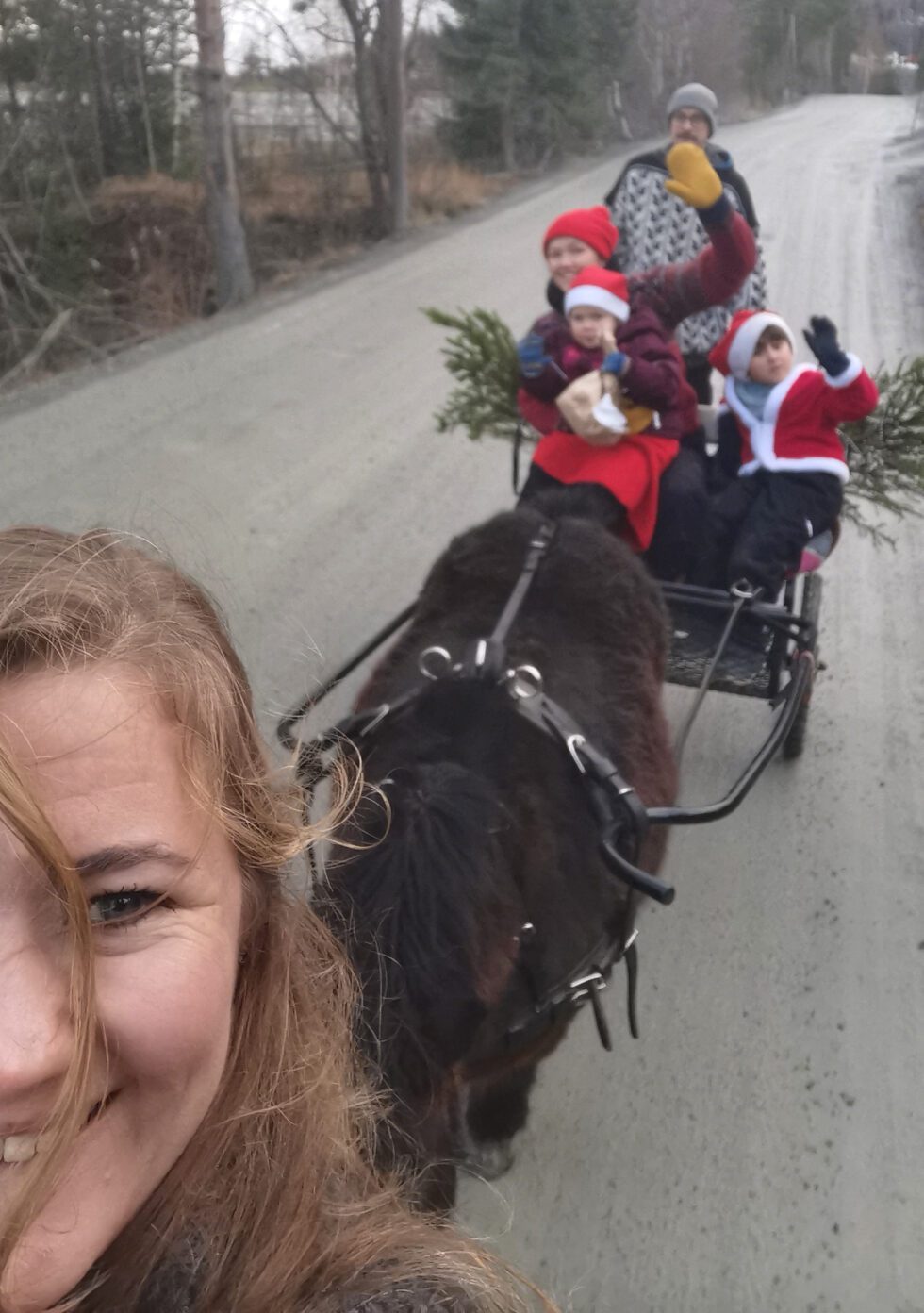 Iren Bastholm (foran) med søster Une, Unes datter og Irens sønn i vogna bak. Bakerst står Peter Ringstad. Foto: Privat