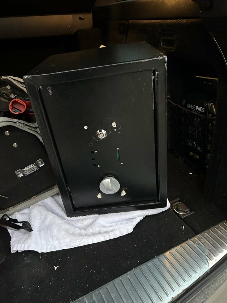 Safen som ble stjålet fra en leilighet på Vikhammer ble funnet i bagasjerommet i en bil. Foto: Politiet