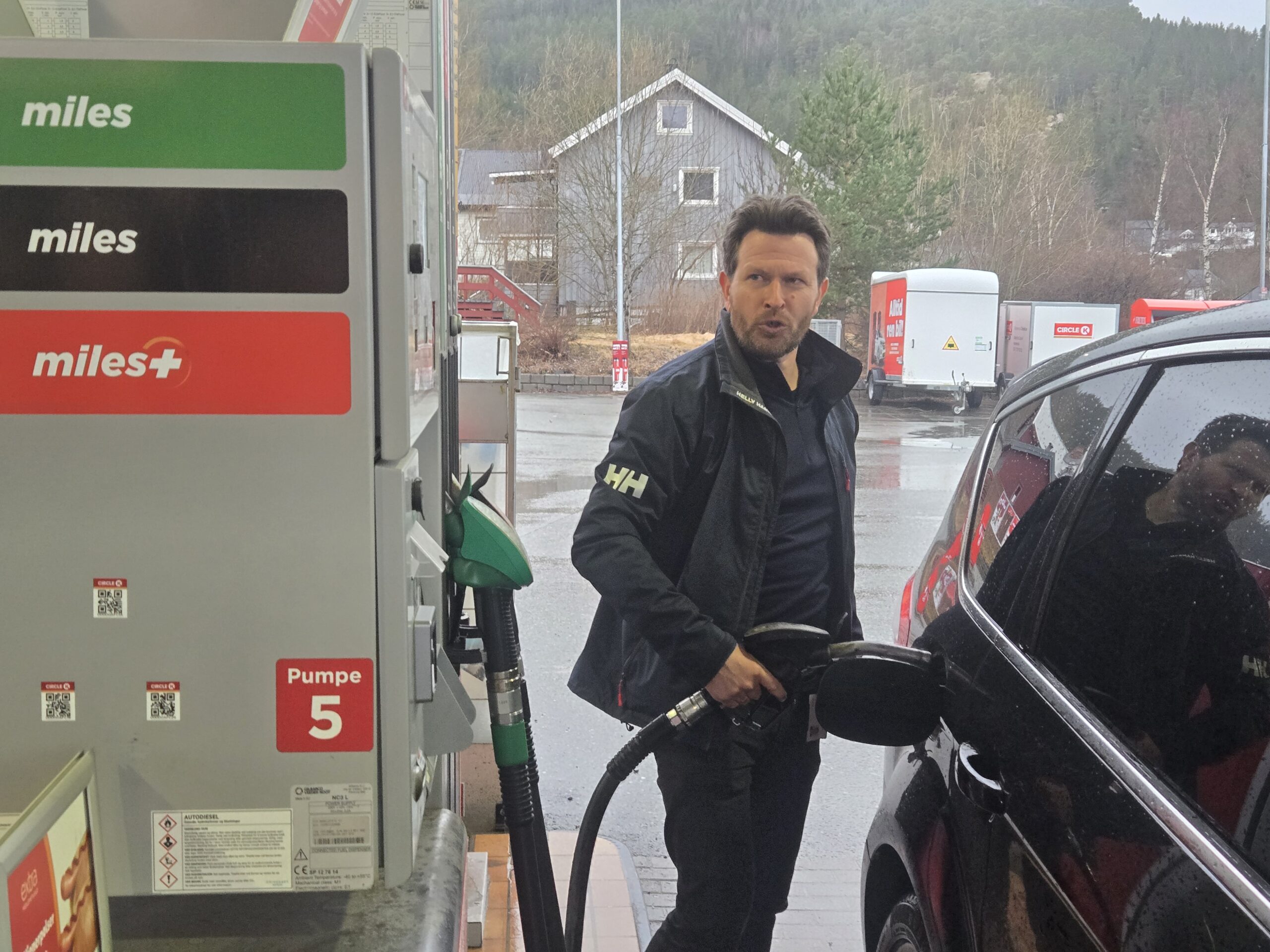Atle Aaserud følger nøye med på pumpa når han fyller Foto: Ayoub Bouzakraft