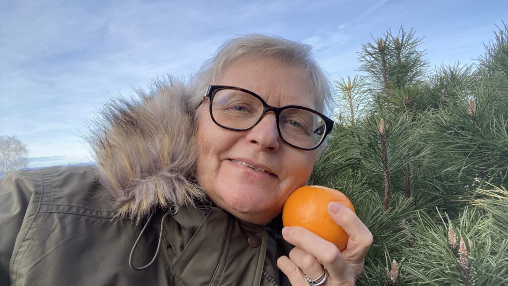 For Grete Thoboroe blir det ikke skikkelig påske uten uteliv, Kvikk Lunsj eller, som her, appelsin. Foto: Privat