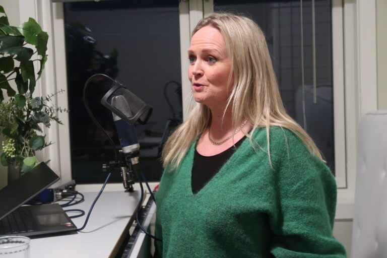 Helene Arnø, her under en podcastinnspilling med Malviknytt i 2024, er ny leder for Malvik IL Fotball. Arkivfoto: Sindre Eliassen