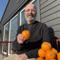 Lars Arnfinn Fjær gjør kanskje ikke vin til vann, men presser presten appelsinjuice med bare nevene? Det ser vi ikke bort fra! Foto: Privat