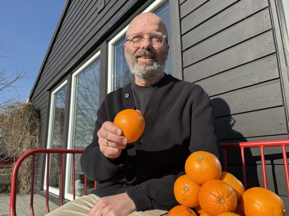 Lars Arnfinn Fjær gjør kanskje ikke vin til vann, men presser presten appelsinjuice med bare nevene? Det ser vi ikke bort fra! Foto: Privat