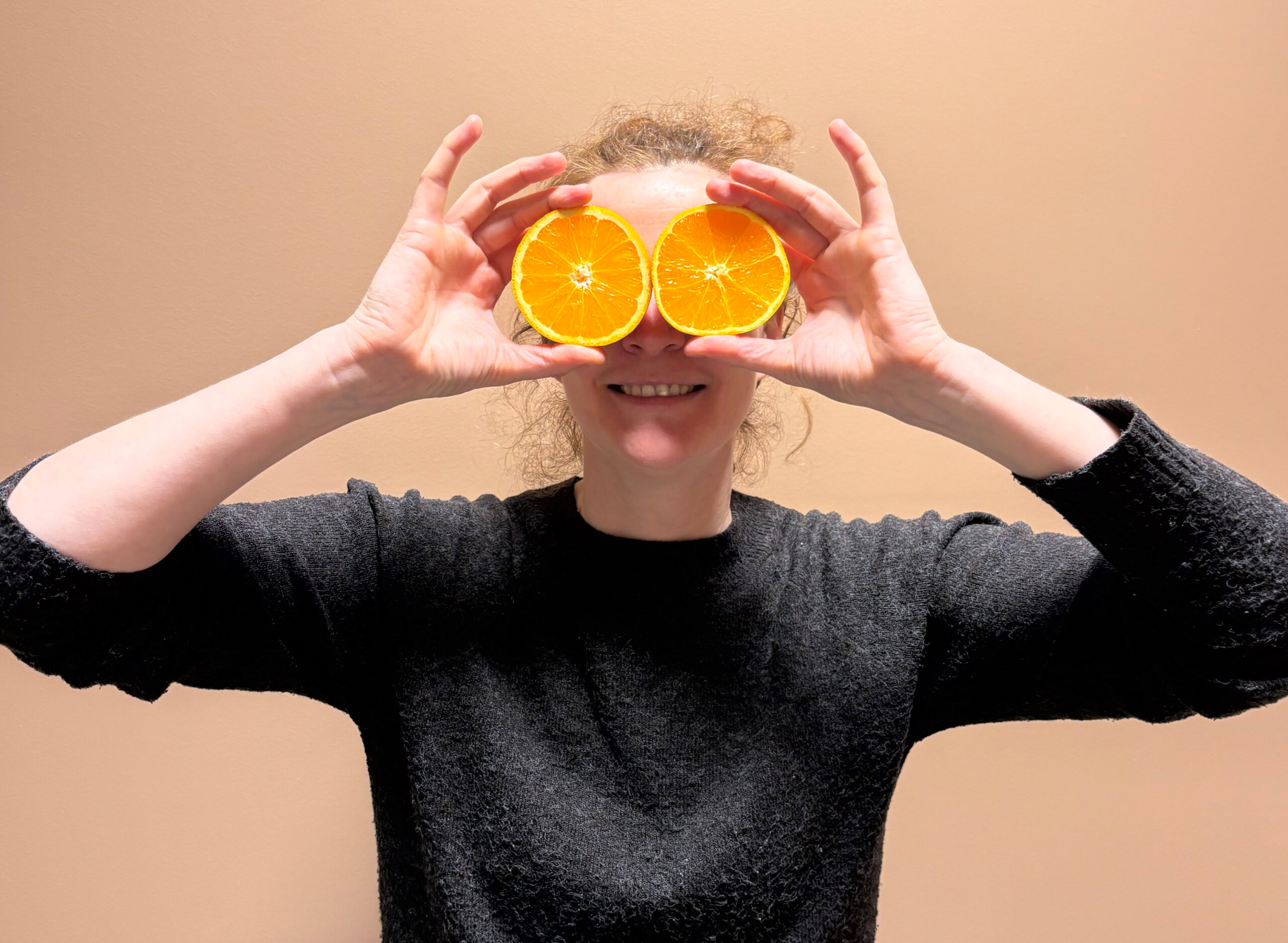 Kantor Lena Fischer tar på påskebrillene til ære for Malviknytt. Foto: Privat